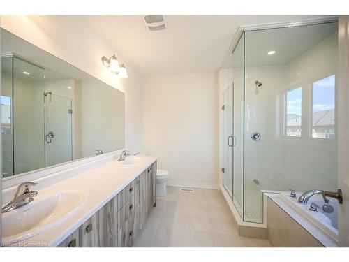 377 Provident Way, Hamilton, ON - Indoor Photo Showing Bathroom