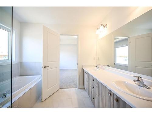 377 Provident Way, Hamilton, ON - Indoor Photo Showing Bathroom