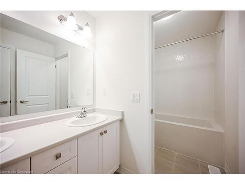 377 Provident Way, Hamilton, ON - Indoor Photo Showing Bathroom