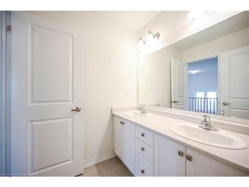 377 Provident Way, Hamilton, ON - Indoor Photo Showing Bathroom