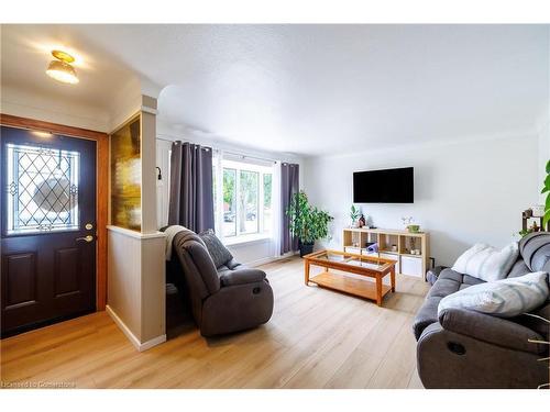 148 Cleary Avenue, Dunnville, ON - Indoor Photo Showing Living Room