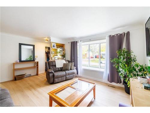 148 Cleary Avenue, Dunnville, ON - Indoor Photo Showing Living Room