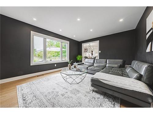 14 Dolphin Place, Hamilton, ON - Indoor Photo Showing Living Room