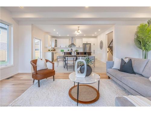 121 Cittadella Boulevard, Hannon, ON - Indoor Photo Showing Living Room