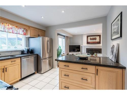 2083 Edgebank Court, Burlington, ON - Indoor Photo Showing Kitchen