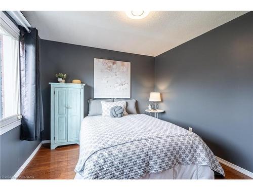 2083 Edgebank Court, Burlington, ON - Indoor Photo Showing Bedroom