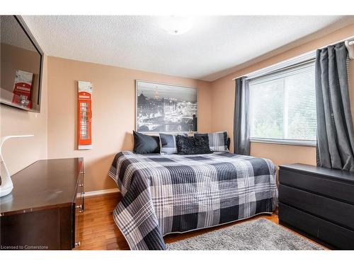 2083 Edgebank Court, Burlington, ON - Indoor Photo Showing Bedroom