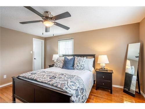 2083 Edgebank Court, Burlington, ON - Indoor Photo Showing Bedroom