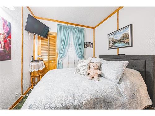 193 Campbell Avenue, Hamilton, ON - Indoor Photo Showing Bedroom