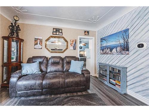 193 Campbell Avenue, Hamilton, ON - Indoor Photo Showing Living Room