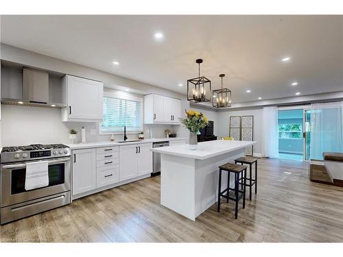 1242 Consort Crescent, Burlington, ON - Indoor Photo Showing Kitchen With Upgraded Kitchen