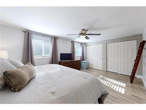 1242 Consort Crescent, Burlington, ON - Indoor Photo Showing Bedroom