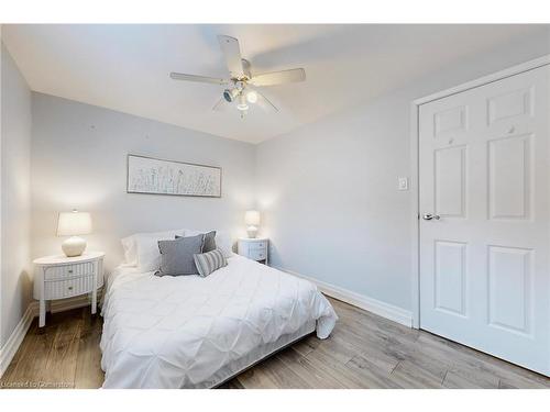 1242 Consort Crescent, Burlington, ON - Indoor Photo Showing Bedroom