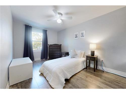 1242 Consort Crescent, Burlington, ON - Indoor Photo Showing Bedroom