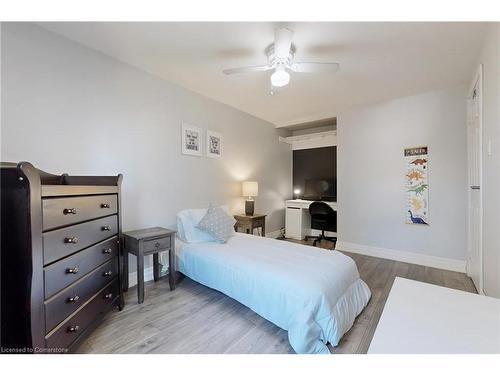 1242 Consort Crescent, Burlington, ON - Indoor Photo Showing Bedroom