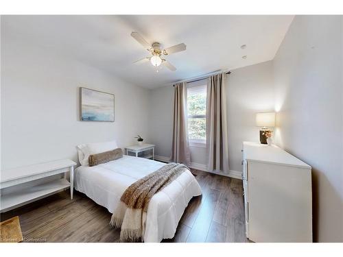 1242 Consort Crescent, Burlington, ON - Indoor Photo Showing Bedroom