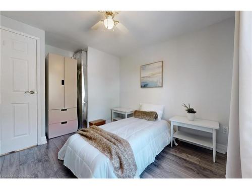 1242 Consort Crescent, Burlington, ON - Indoor Photo Showing Bedroom