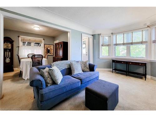 133 Cameron Avenue S, Hamilton, ON - Indoor Photo Showing Living Room