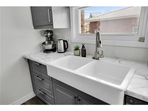 30 Rolling Acres Drive, Welland, ON - Indoor Photo Showing Kitchen With Double Sink