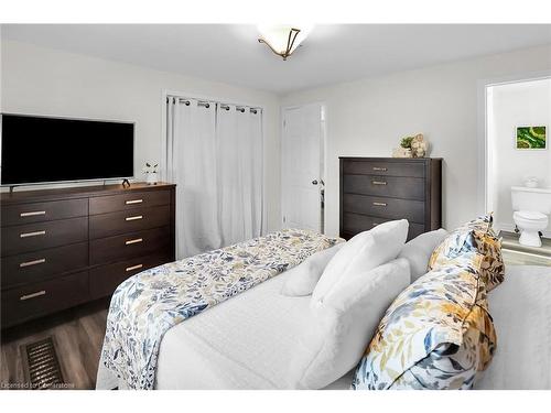 30 Rolling Acres Drive, Welland, ON - Indoor Photo Showing Bedroom