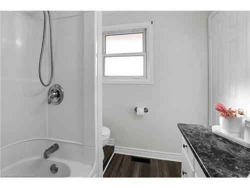 30 Rolling Acres Drive, Welland, ON - Indoor Photo Showing Bathroom