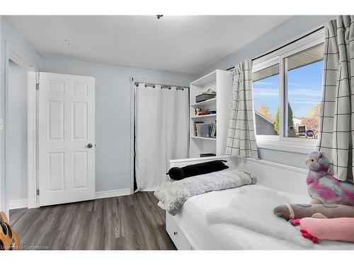 30 Rolling Acres Drive, Welland, ON - Indoor Photo Showing Bedroom