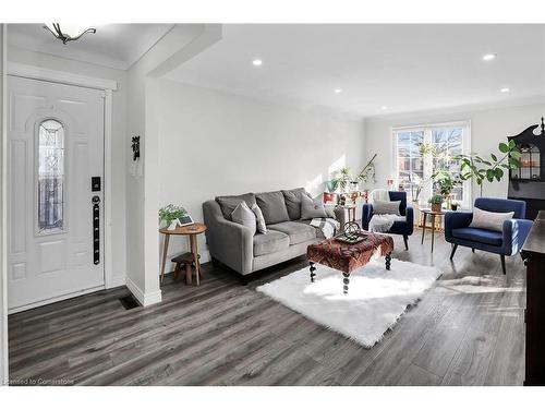 30 Rolling Acres Drive, Welland, ON - Indoor Photo Showing Living Room