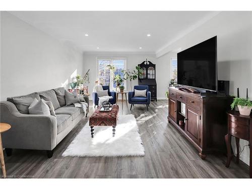 30 Rolling Acres Drive, Welland, ON - Indoor Photo Showing Living Room