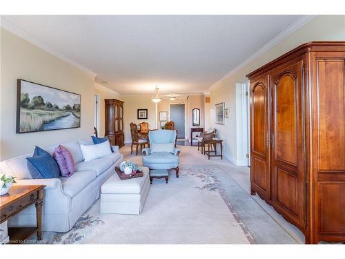 406-1201 North Shore Boulevard, Burlington, ON - Indoor Photo Showing Living Room