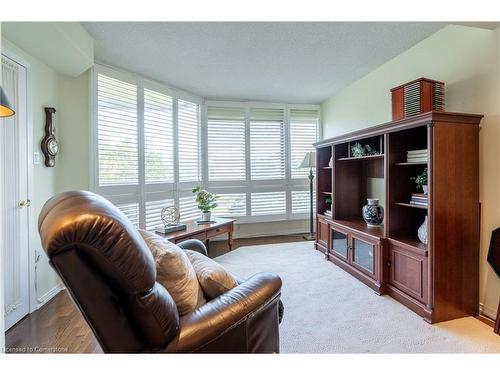 406-1201 North Shore Boulevard, Burlington, ON - Indoor Photo Showing Living Room