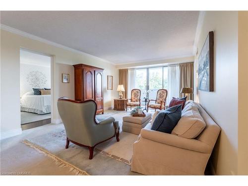 406-1201 North Shore Boulevard, Burlington, ON - Indoor Photo Showing Living Room