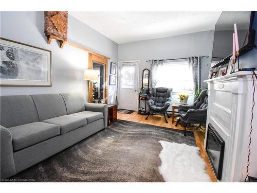 585 John Street N, Hamilton, ON - Indoor Photo Showing Living Room