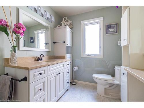 47 Townsend Avenue, Burlington, ON - Indoor Photo Showing Bathroom