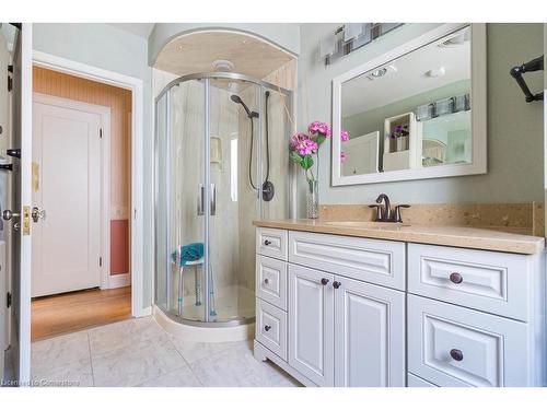 47 Townsend Avenue, Burlington, ON - Indoor Photo Showing Bathroom