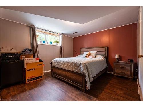 37 Gainsborough Road, Hamilton, ON - Indoor Photo Showing Bedroom