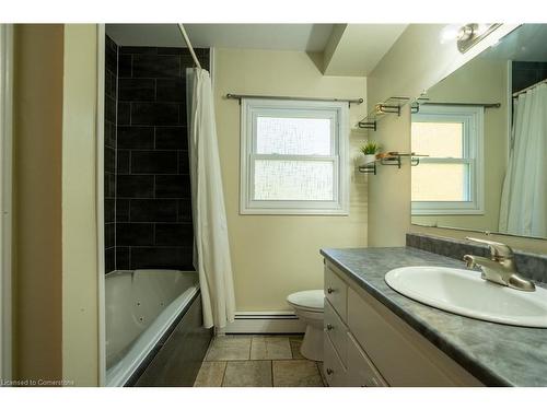 19 8Th Concession Road E, Freelton, ON - Indoor Photo Showing Bathroom