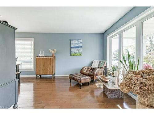 955 Donnelly Street, Milton, ON - Indoor Photo Showing Living Room