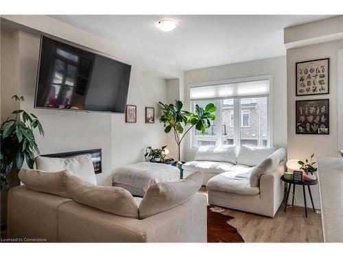 35-40 Zinfandel Drive, Hamilton, ON - Indoor Photo Showing Living Room