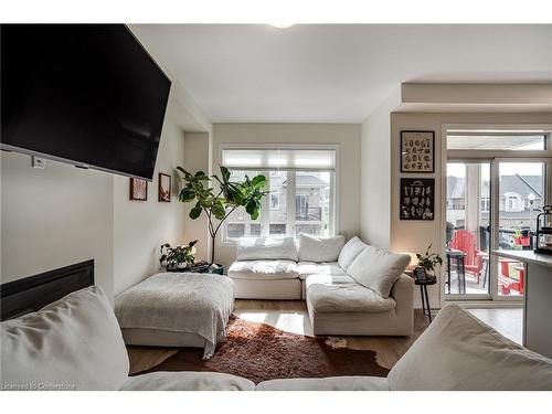 35-40 Zinfandel Drive, Hamilton, ON - Indoor Photo Showing Living Room