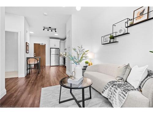 111-30 Hamilton Street S, Waterdown, ON - Indoor Photo Showing Living Room