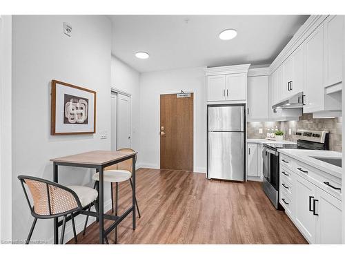 111-30 Hamilton Street S, Waterdown, ON - Indoor Photo Showing Kitchen