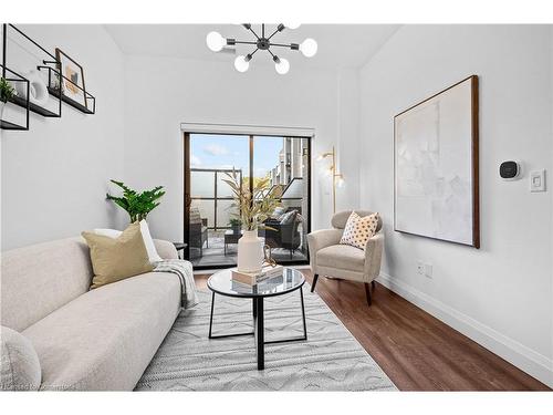 111-30 Hamilton Street S, Waterdown, ON - Indoor Photo Showing Living Room