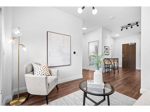 111-30 Hamilton Street S, Waterdown, ON - Indoor Photo Showing Living Room