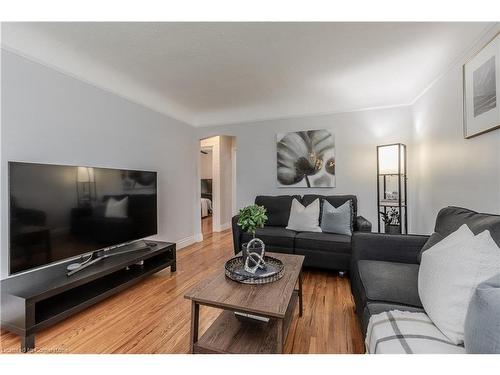 187 East 25Th Street, Hamilton, ON - Indoor Photo Showing Living Room