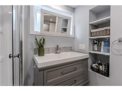 187 East 25Th Street, Hamilton, ON - Indoor Photo Showing Bathroom