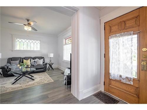 8269 Willoughby Drive, Niagara Falls, ON - Indoor Photo Showing Living Room