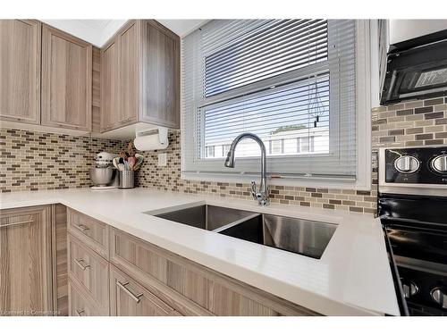 89-10 Angus Road, Hamilton, ON - Indoor Photo Showing Kitchen With Double Sink With Upgraded Kitchen