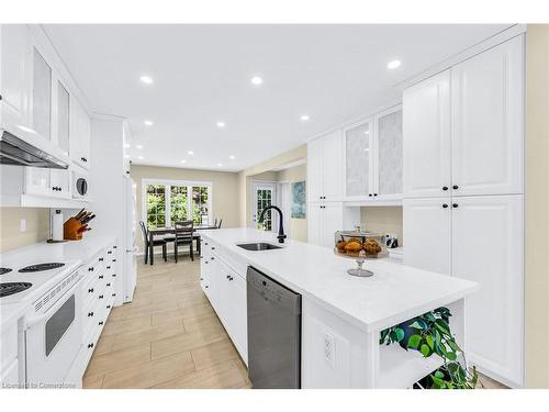 31 Governors Road, Grimsby, ON - Indoor Photo Showing Kitchen