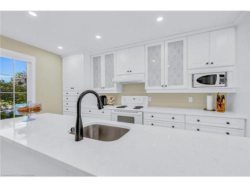 31 Governors Road, Grimsby, ON - Indoor Photo Showing Kitchen