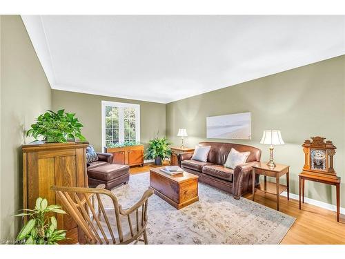 31 Governors Road, Grimsby, ON - Indoor Photo Showing Living Room